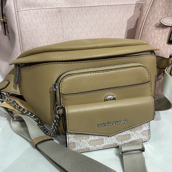 MICHAEL KORS
Maisie Large Pebbled Leather 2-in-1 Sling Pack
Camel
NWT - Picture 16 of 16